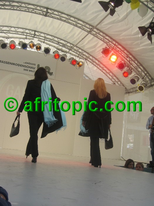 ../Images/Krefeld-Strssenmodenschau-2005 346.jpg